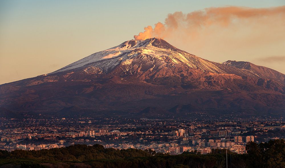 11 действующих вулканов, к жерлу которых можно подняться