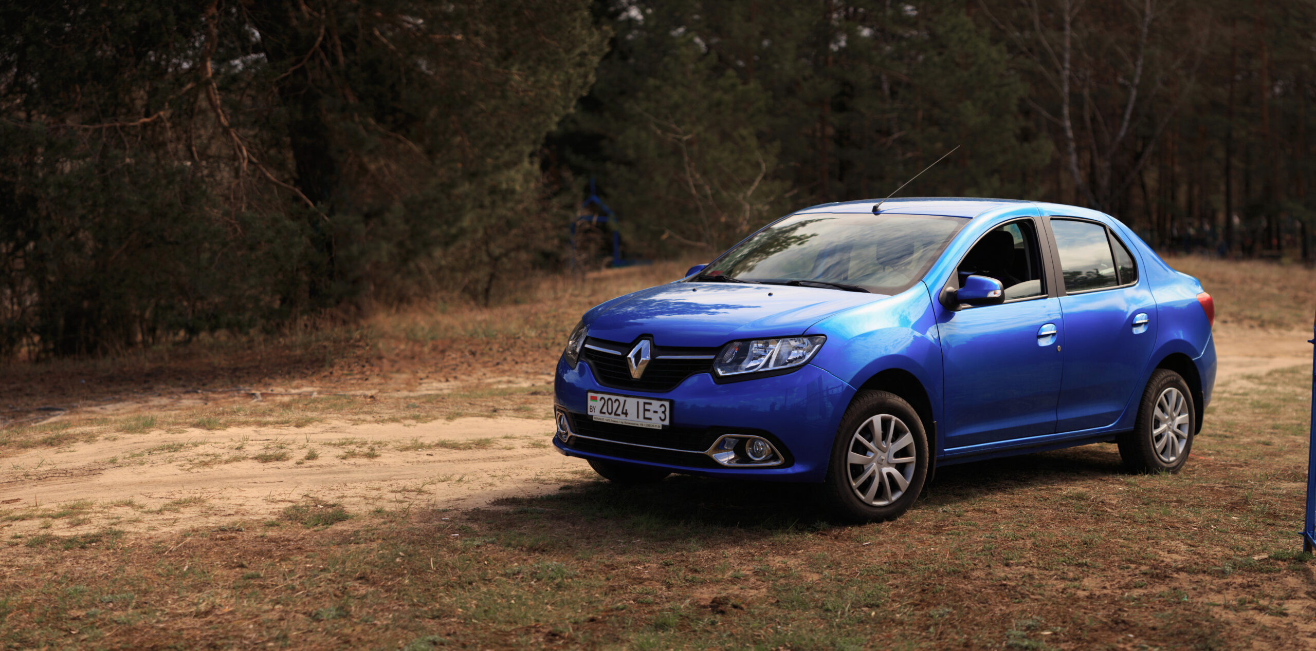 Форест гомель. Рено Логан голубой металлик. Рено старые голубой. Х606ум72 Renault синий. Синий Рено Логан 1 врезался.