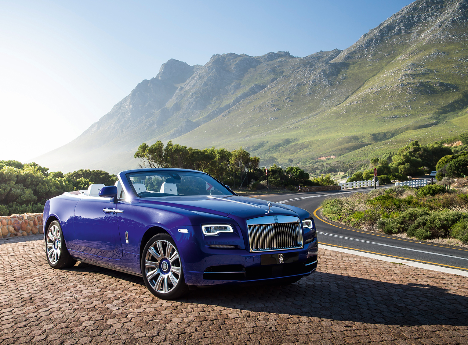 Роллс ройс дон. Rolls Royce Dawn. Rolls Royce Cabrio. Кабриолет Роллс Ройс Dawn. Rolls Royce Wraith Cabrio.