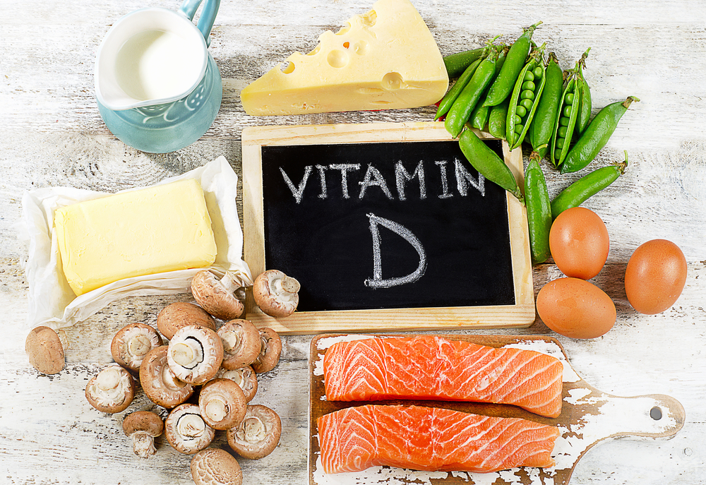 Много витамина D в морской рыбе и морепродуктах, твёрдых сырах, яйцах, молочных продуктах