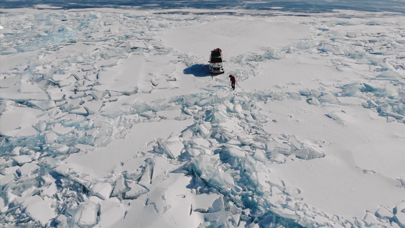 Поверхность Байкала — не одна сплошная льдина: пласты льда наезжают друг на друга и ломаются, образуя трещины
