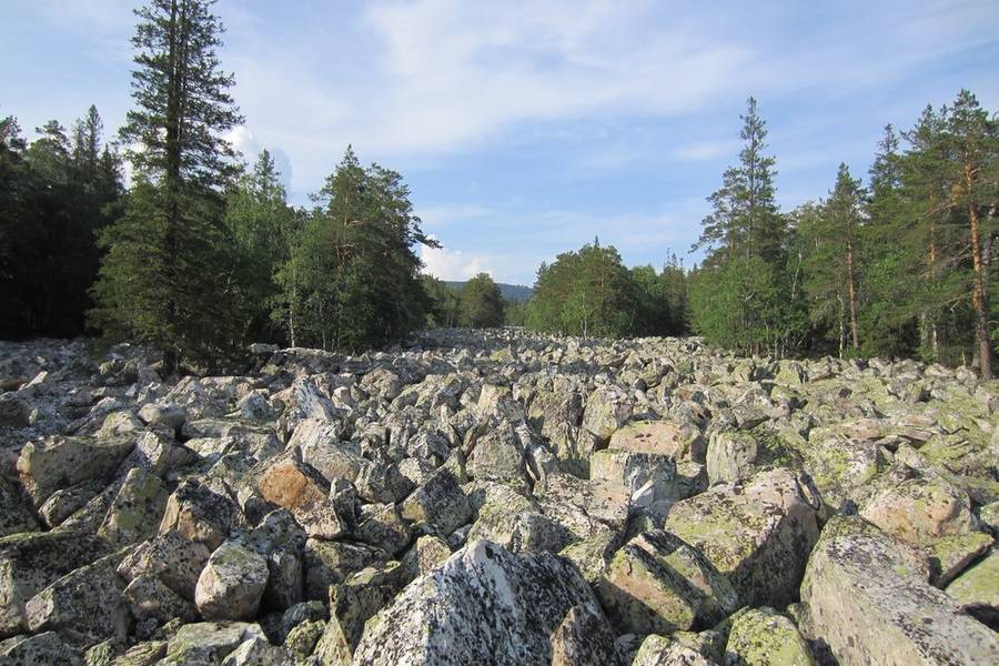 Так выглядит Большая Каменная река со смотровой площадки у стоянки «Весёлый ключ»