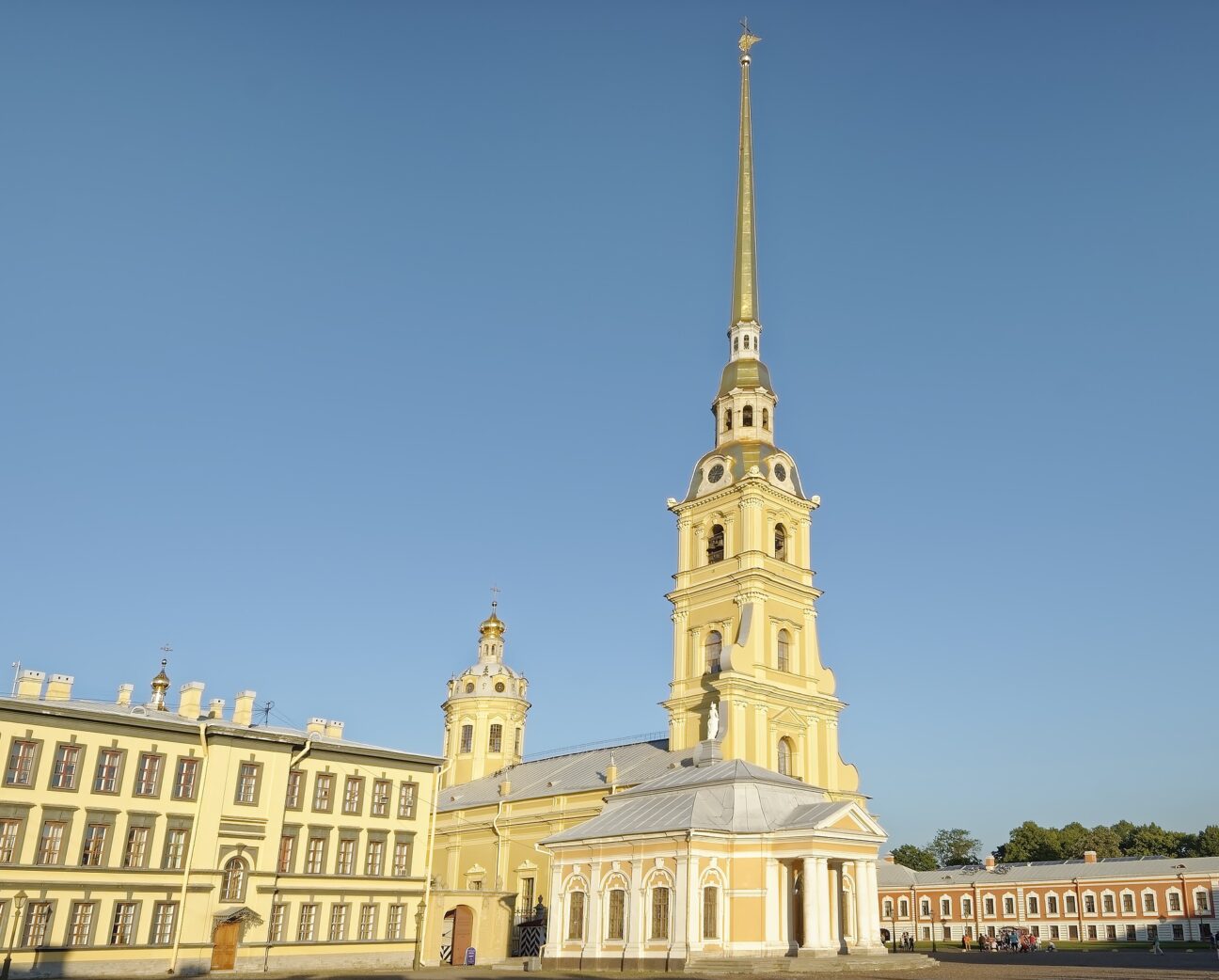 Петропавловский собор построен в стиле раннего барокко