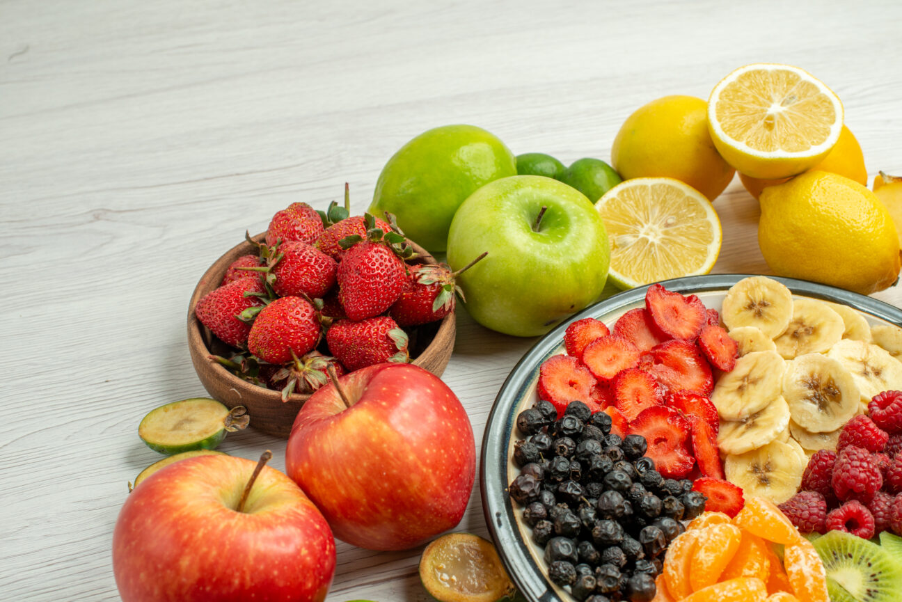 На новогодний стол можно поставить нарезку из свежих фруктов, добавить ягод и сухофруктов