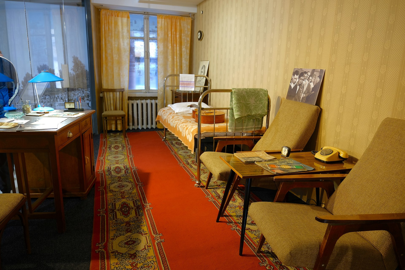 В музее воссоздан номер гостиницы «Урал», где во время гастролей проживал В. С. Высоцкий