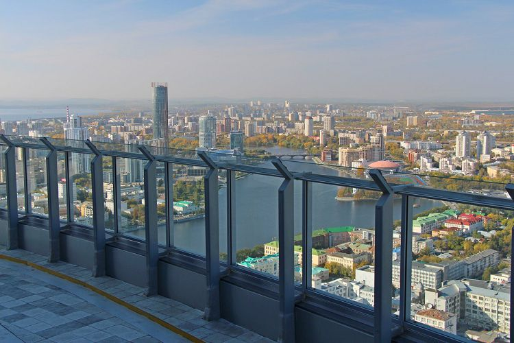 Вид на Екатеринбург со смотровой площадки БЦ «Высоцкий» 