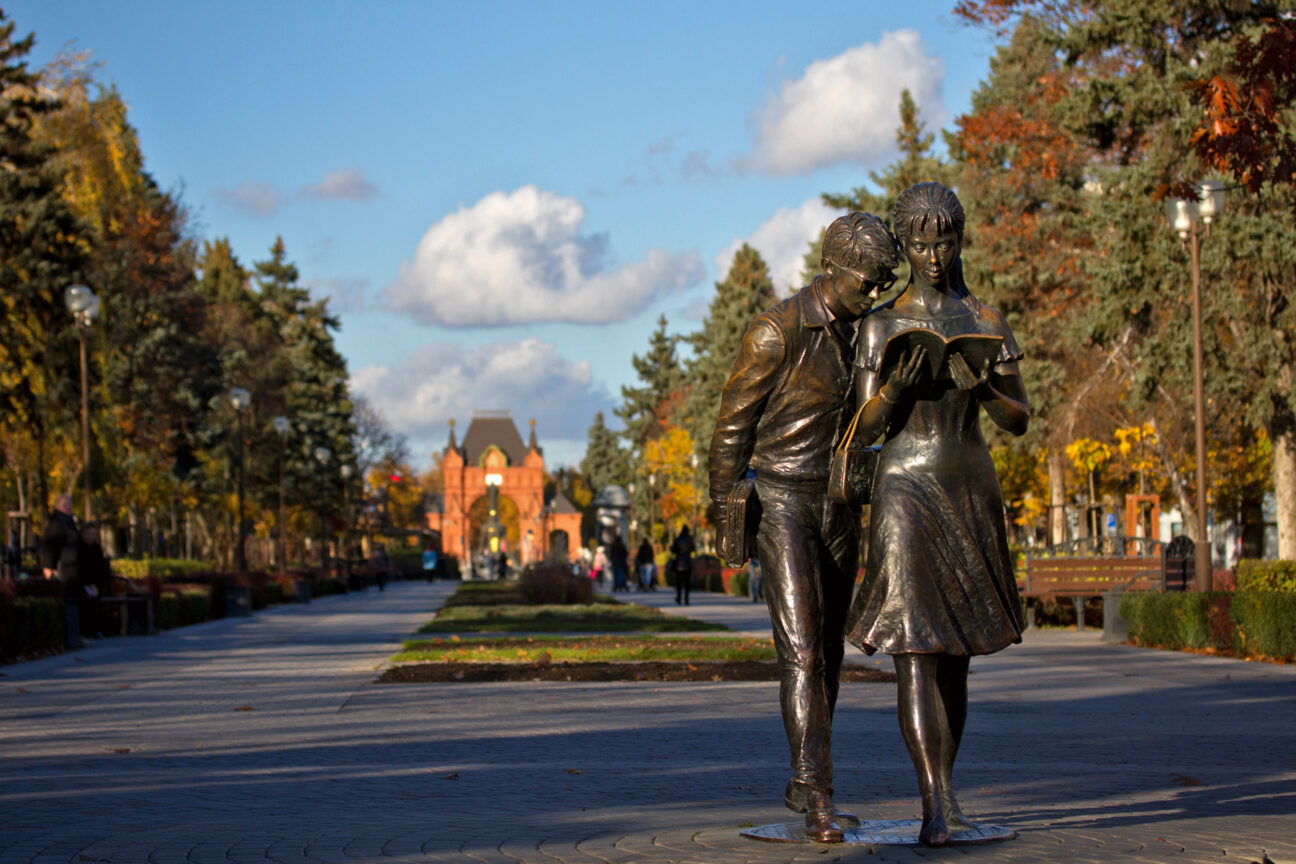 Памятник Шурику и Лидочке — излюбленный фон для фотографий туристов