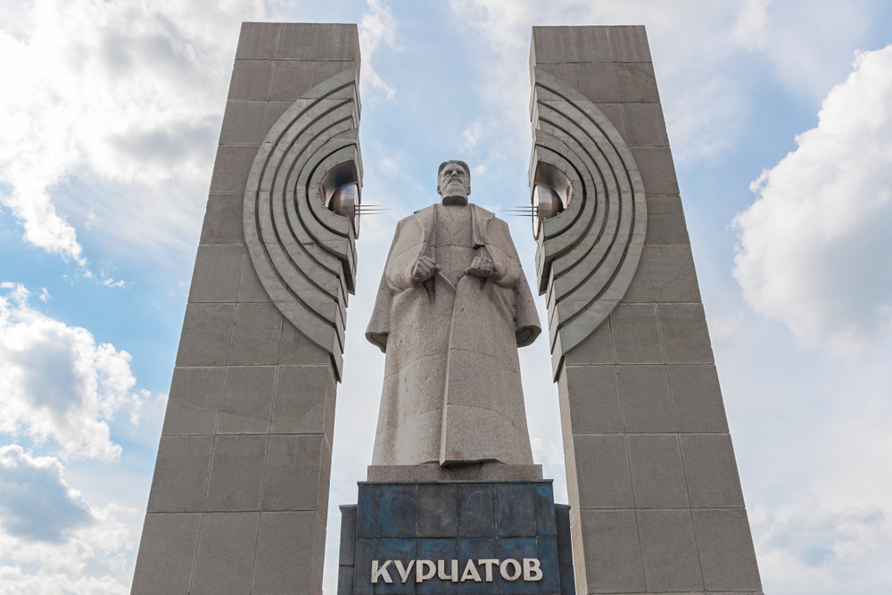 Памятник Курчатову на площади Науки