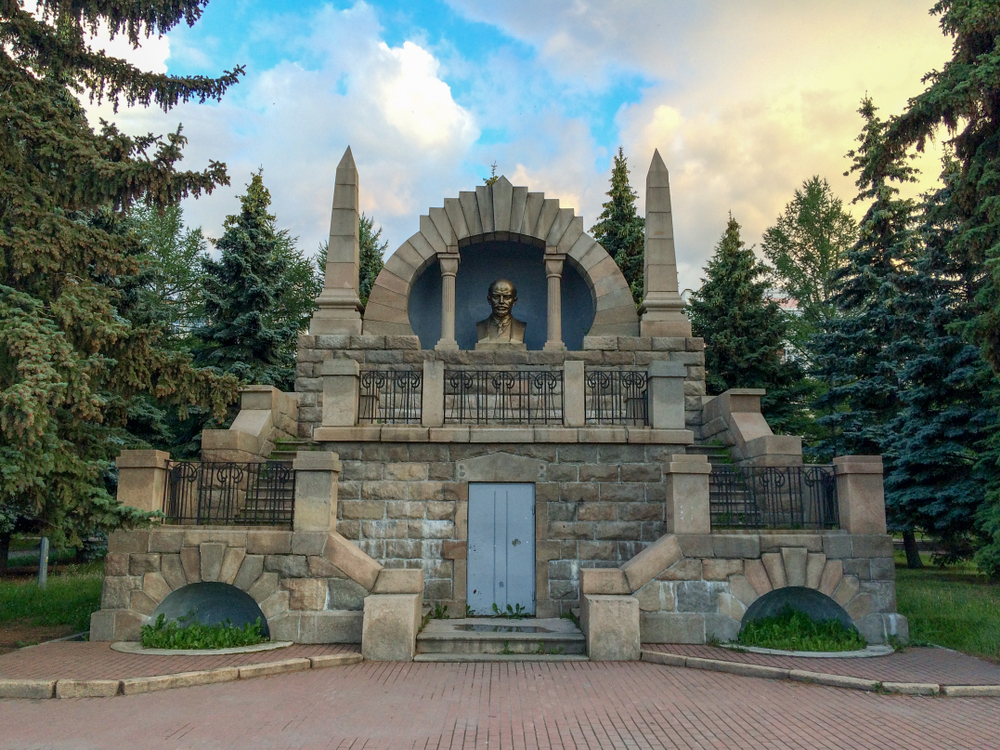 Памятник Ленину в парке «Алое поле»