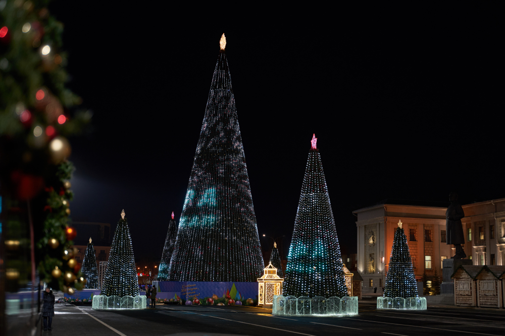 Обычно мероприятия по украшению площади Куйбышева завершаются к середине декабря