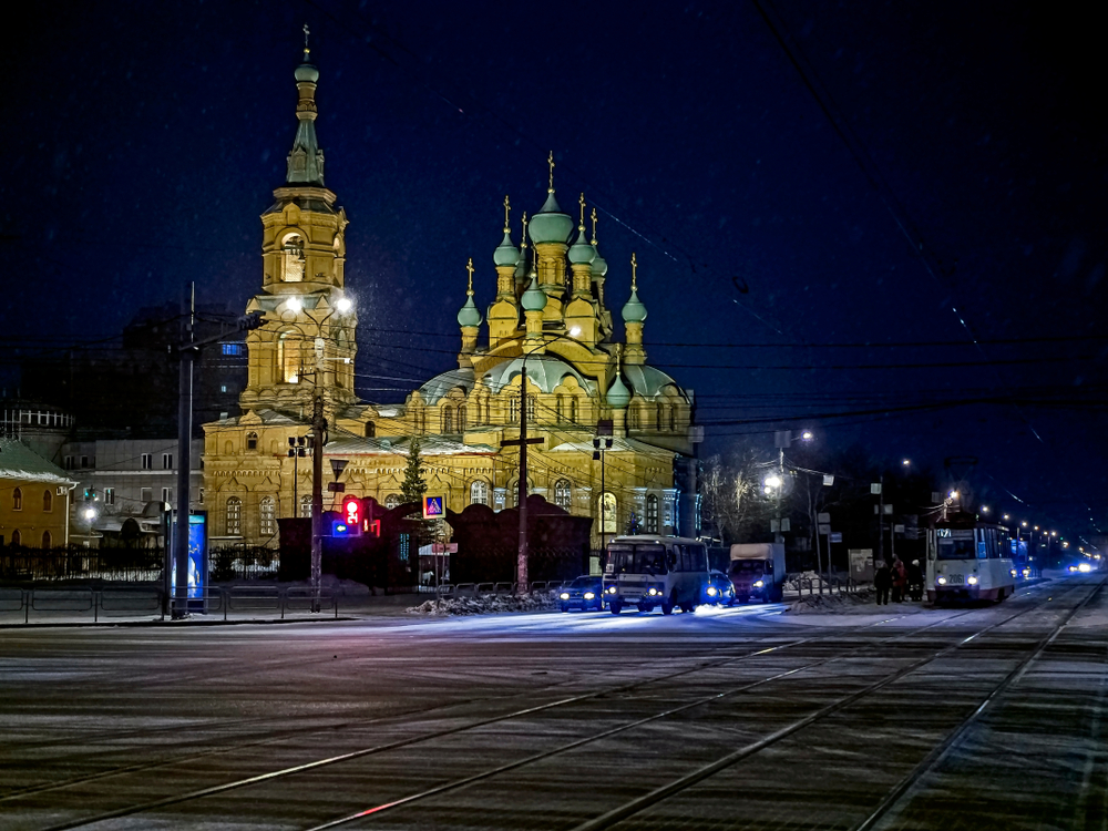 Свято-Троицкая церковь на перекрёстке улиц Кирова и Братьев Кашириных в Челябинске