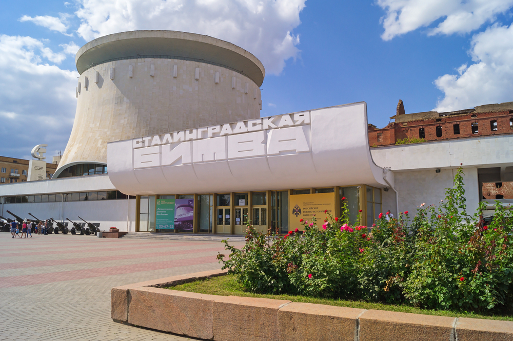Музей-панорама «Сталинградская битва»: руины зданий, мемориальная стена и военная техника