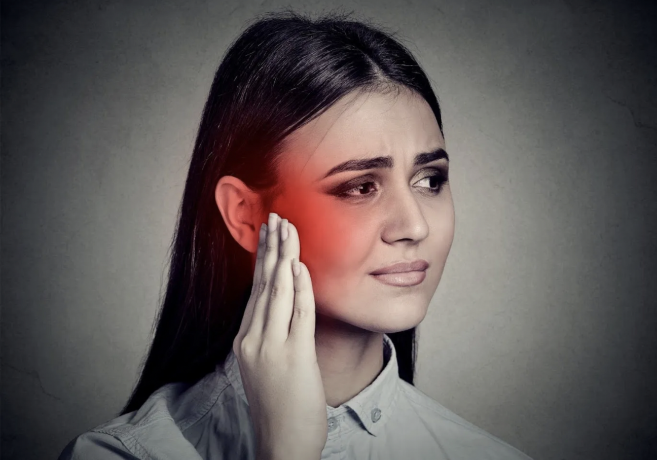 При скоплении гноя в области корней зуба может казаться, что болит ухо