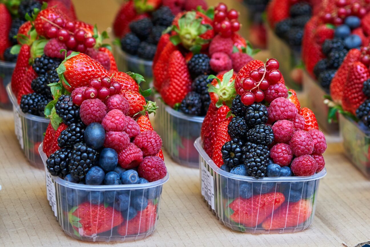 В зимний период можно использовать замороженные ягоды — добавлять в чай или морсы или употреблять как самостоятельный продукт