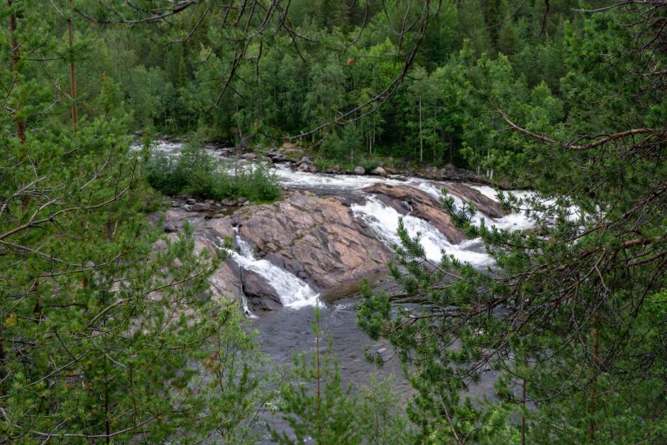 Водопад «Чёрный падун» у деревни Колвица в 28 км от Кандалакши впечатляет в любое время года
