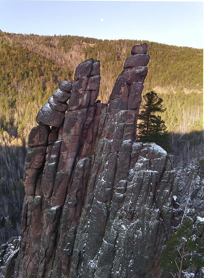 скала Колокольня в национальном парке Красноярские Столбы