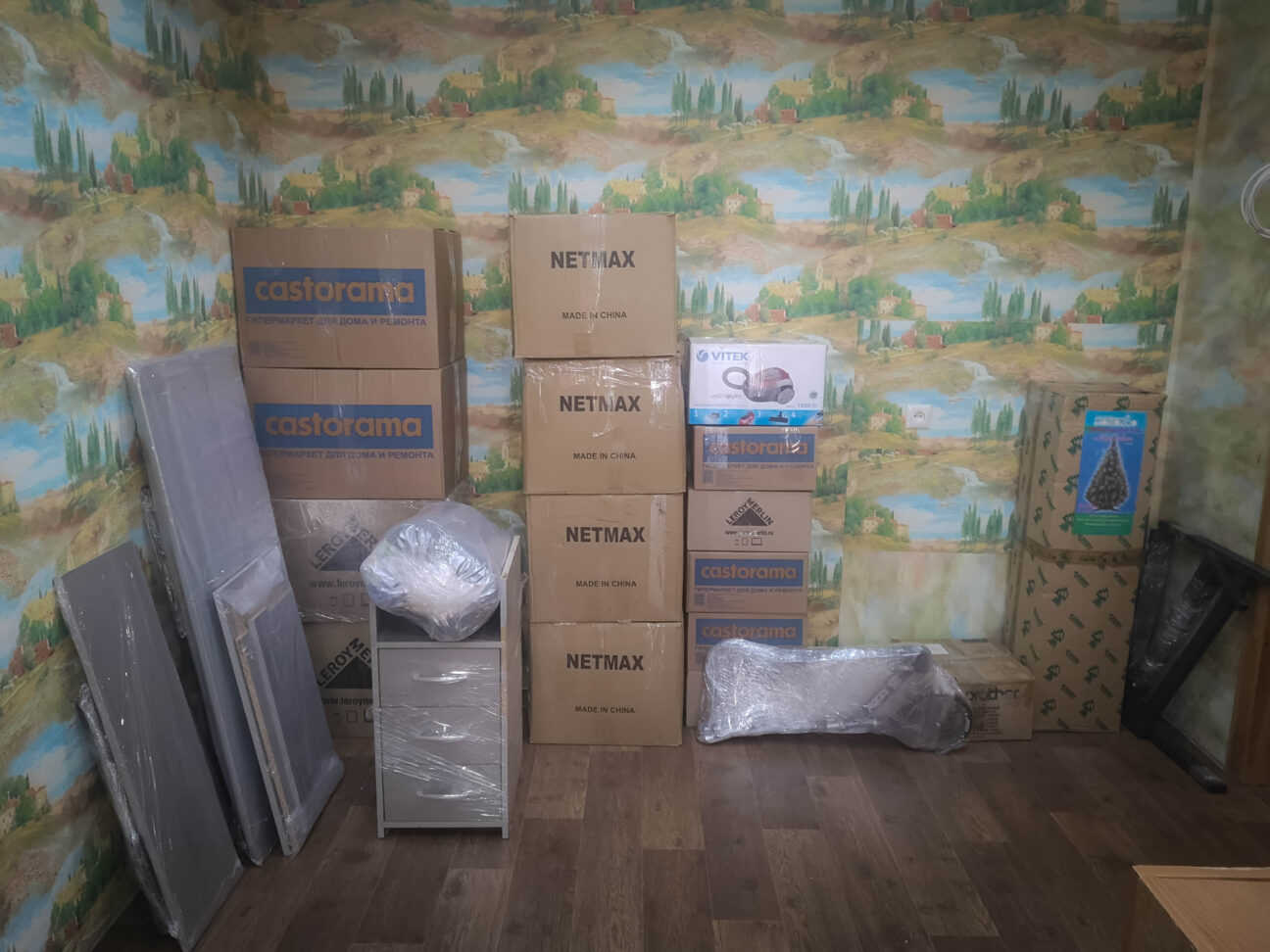 Упакованные коробки стоят в комнате