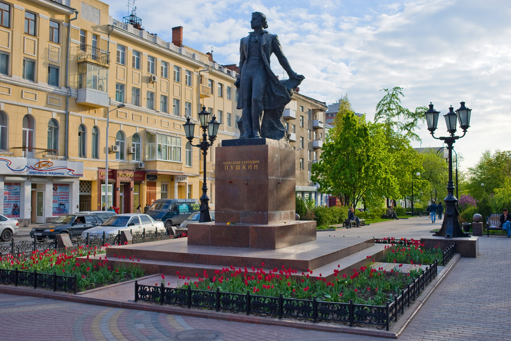 Памятник Пушкину на пересечении улицы Пушкинской и Ворошиловского проспекта