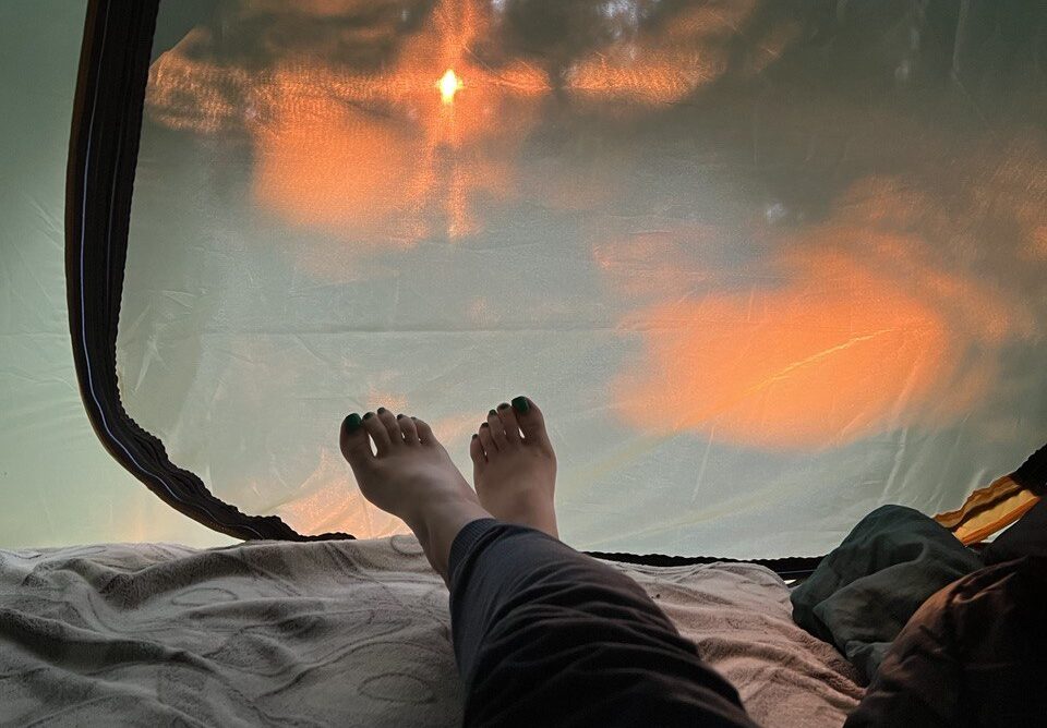 фото изнутри палатки, закатное солнце пробивается сквозь стенку