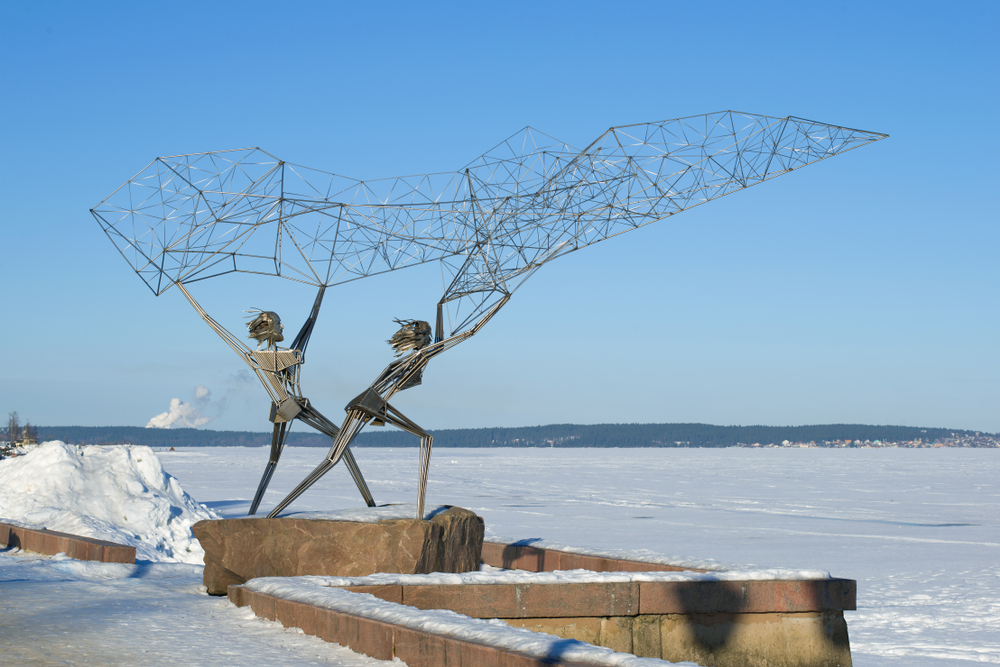 Рыбаки — скульптура на Онежской набережной