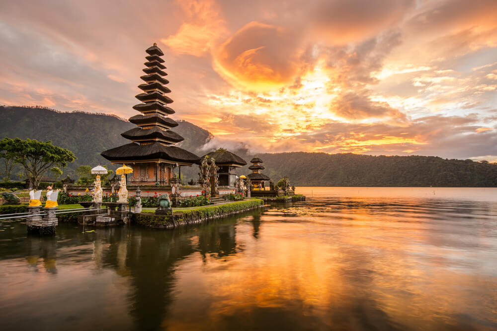 Храм Пура Улун Дану на озере Братан, Бали, Индонезия