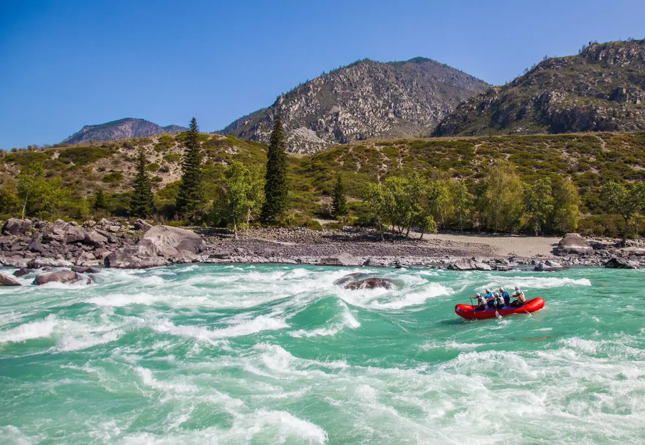 туристы сплавляются по реке Катуни