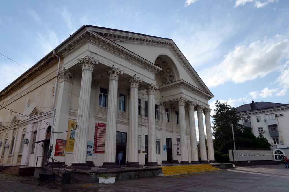 Дворец культуры в Новороссийске — памятник сталинской архитектуры