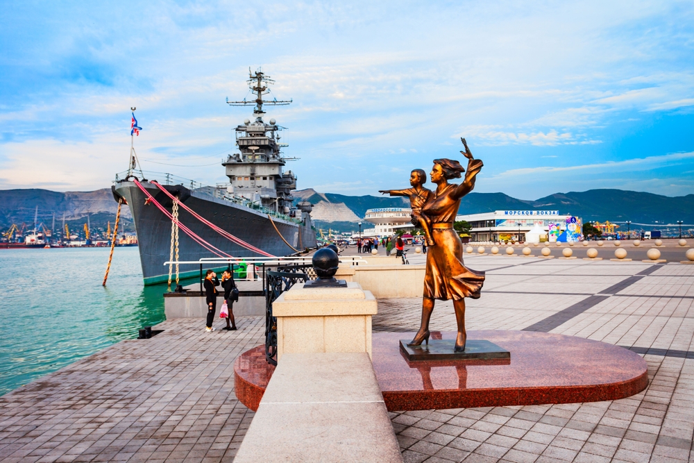 Памятник жёнам моряков, установленный в 2010 году, стал визитной карточкой Новороссийска