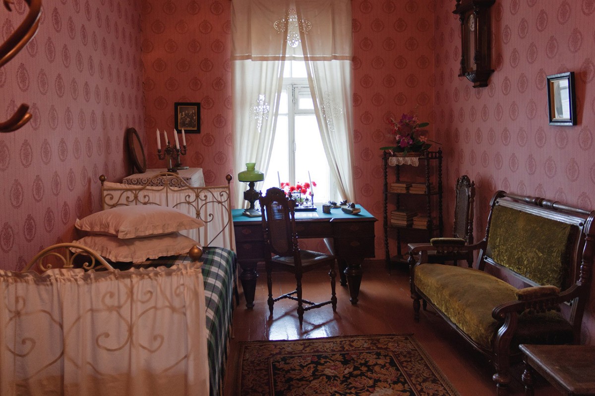 В комнатах этой квартиры Ленин встречался с товарищами, обдумывал планы