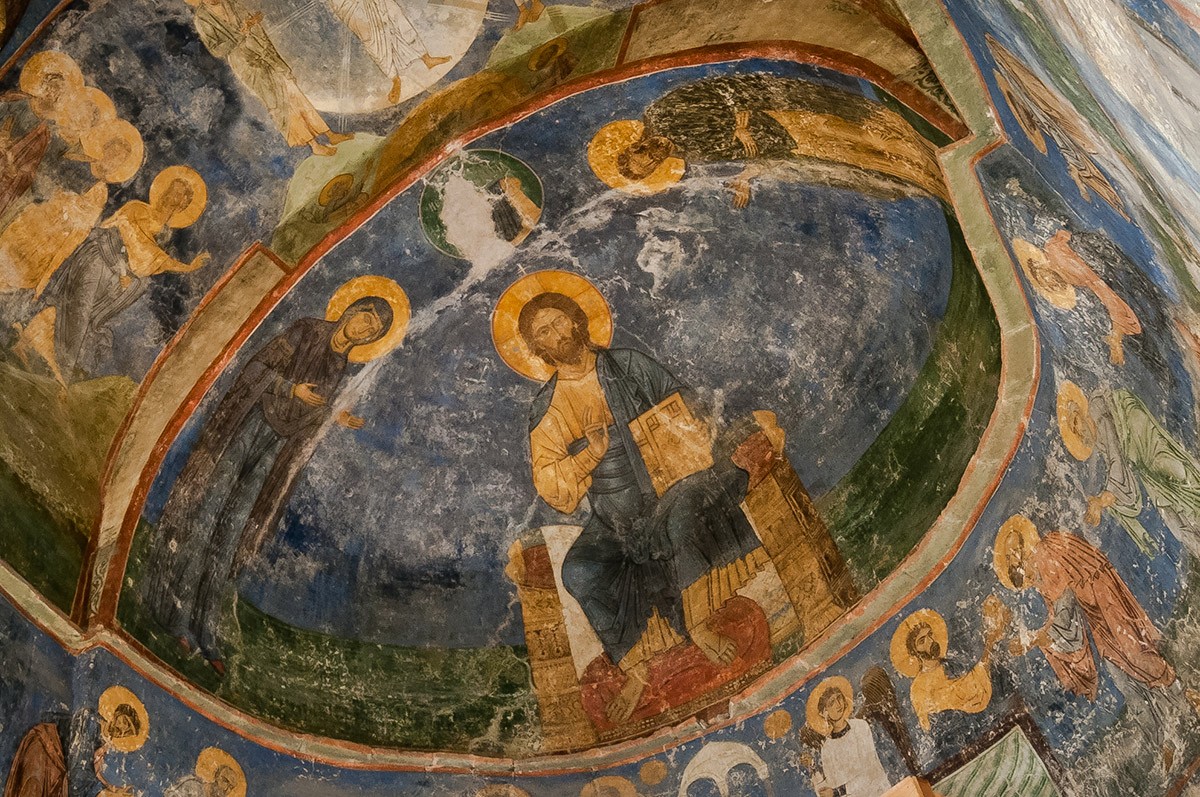 На алтарной апсиде можно рассмотреть деисус — группу икон с Христом в центре композиции