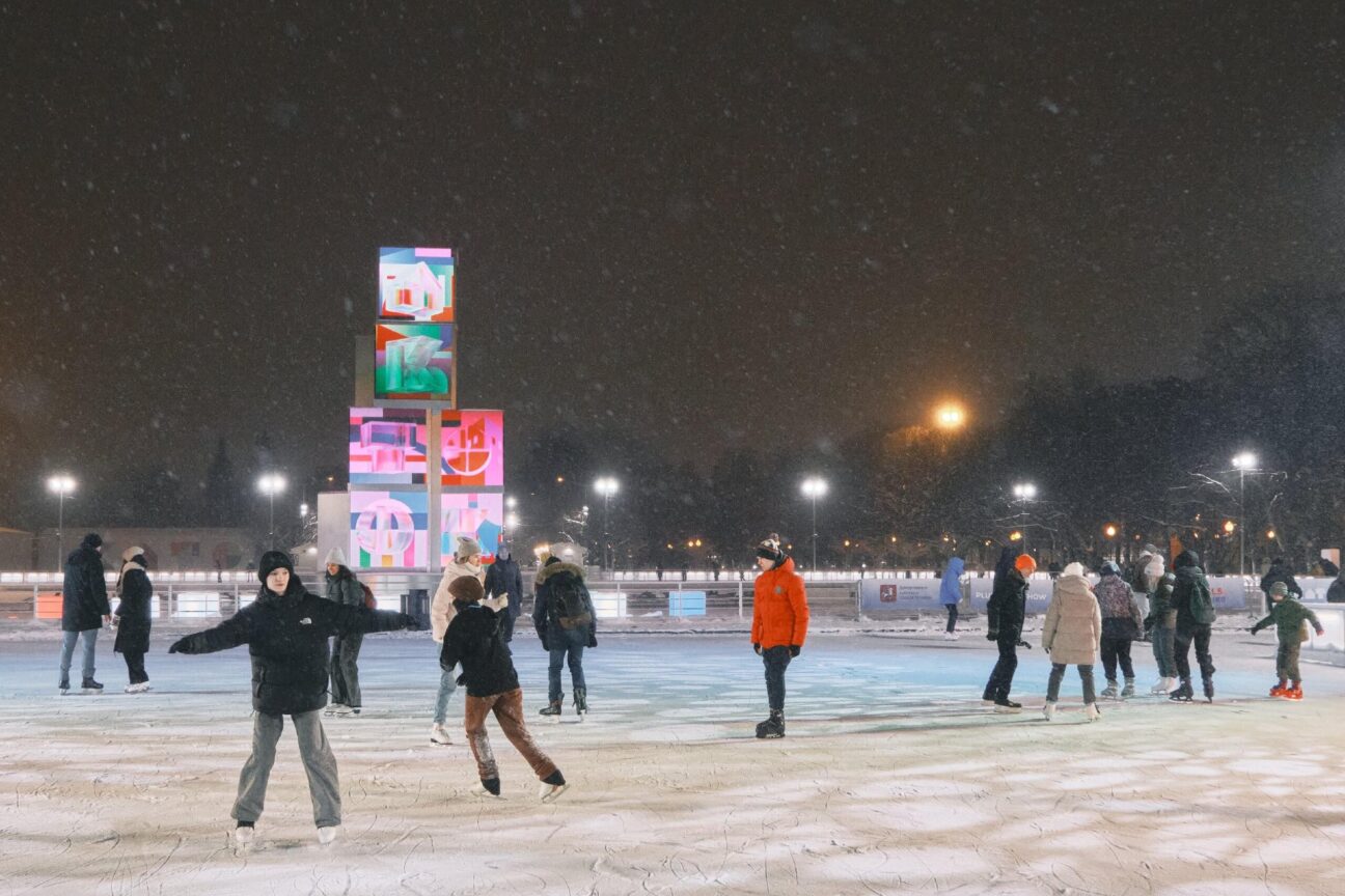 В этом году в парке Горького самый большой каток Москвы: его площадь более 22 тысяч квадратных метров