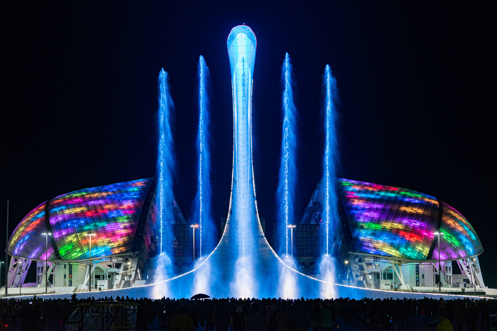 Каждый вечер в Олимпийском парке включают поющий фонтан. Пушки пускают струи высотой до 70 метров